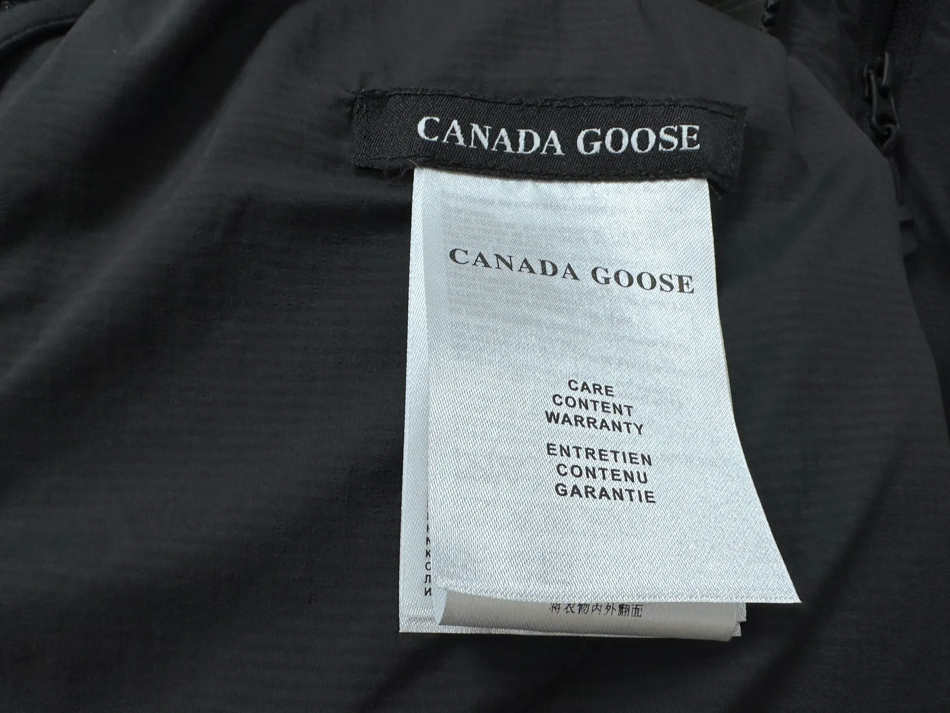 P840 [Canada Goose] Big Goose 5078 down jacket is different from the junk products in the market🗯️The same picture but different price means different versions ✅Don’t be fooled by the same copywriters and pirated picture gangs who mix and distribute high-luxury pictures at low prices. Once you receive it and compare the quality, you will know where the difference is. Don’t lie. Look for the terminal. I don’t guarantee that my products are the cheapest, but I definitely guarantee that they are worth every penny of your hard-earned money! Canada Goose down jacket top version, warm and cold-resistant, nice upper body effect, super lightweight, size: XS-XL
